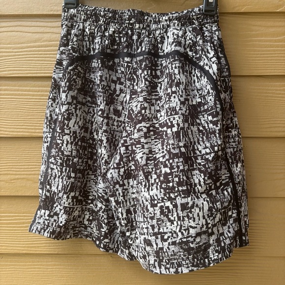 Lululemon PACE BREAKER SHORT 7" LINERLESS IN MINI VENTURE BLACK MULTI Size Small - Picture 4 of 6